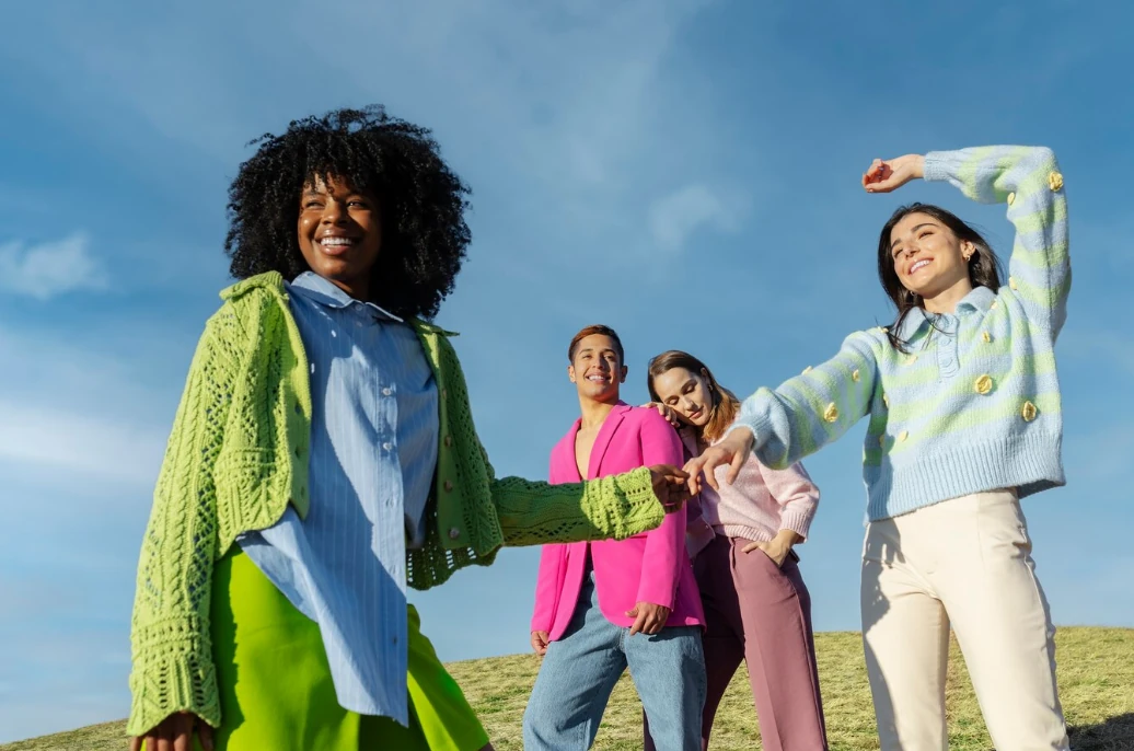 Équipe Armatis diverse et inclusive, illustrant la transformation du modèle de partenariat CX
