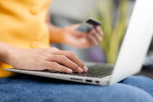 service client été,gestion service client saison estivale,améliorer service client en été,relation client vacances,stratégies service client,expérience client été,fidélisation client été,organisation service client,intelligence artificielle service client,gestion des pics appels été